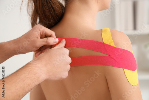 Male physiotherapist applyi...