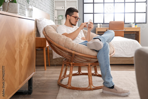 Young man reading pills des...