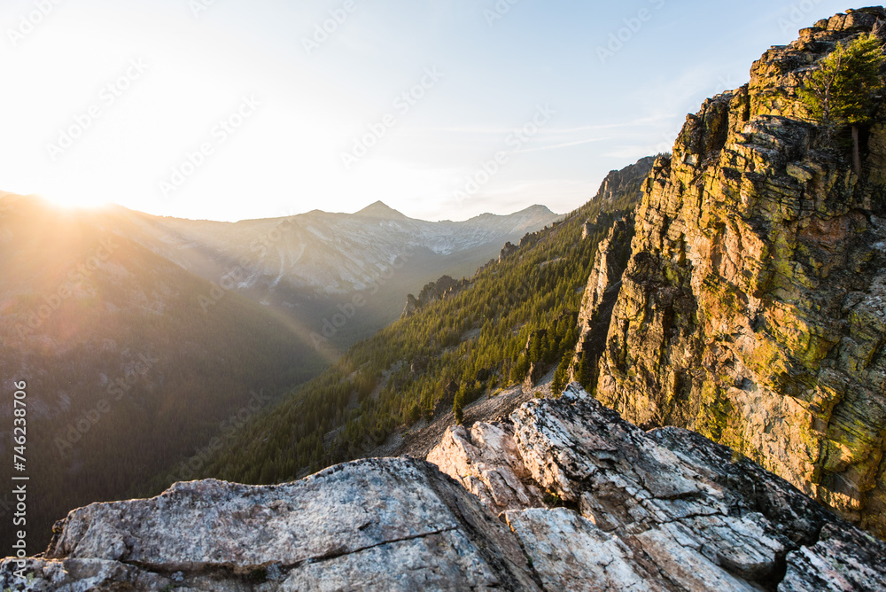 Obraz premium Golden Sunset Over Mountain Canyon