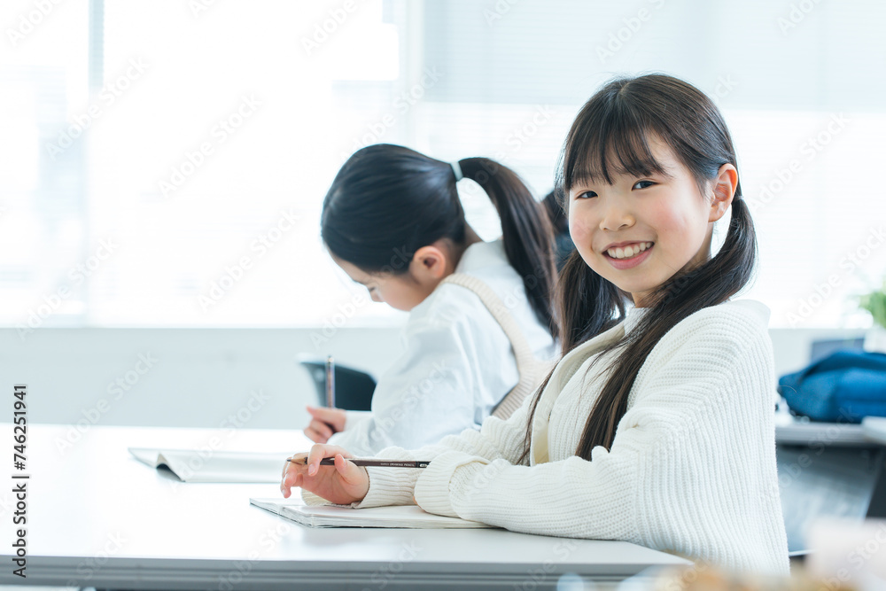 笑顔で勉強する女の子 girl studying with a smile 笑顔で勉強する女の子 girl studying with a smile