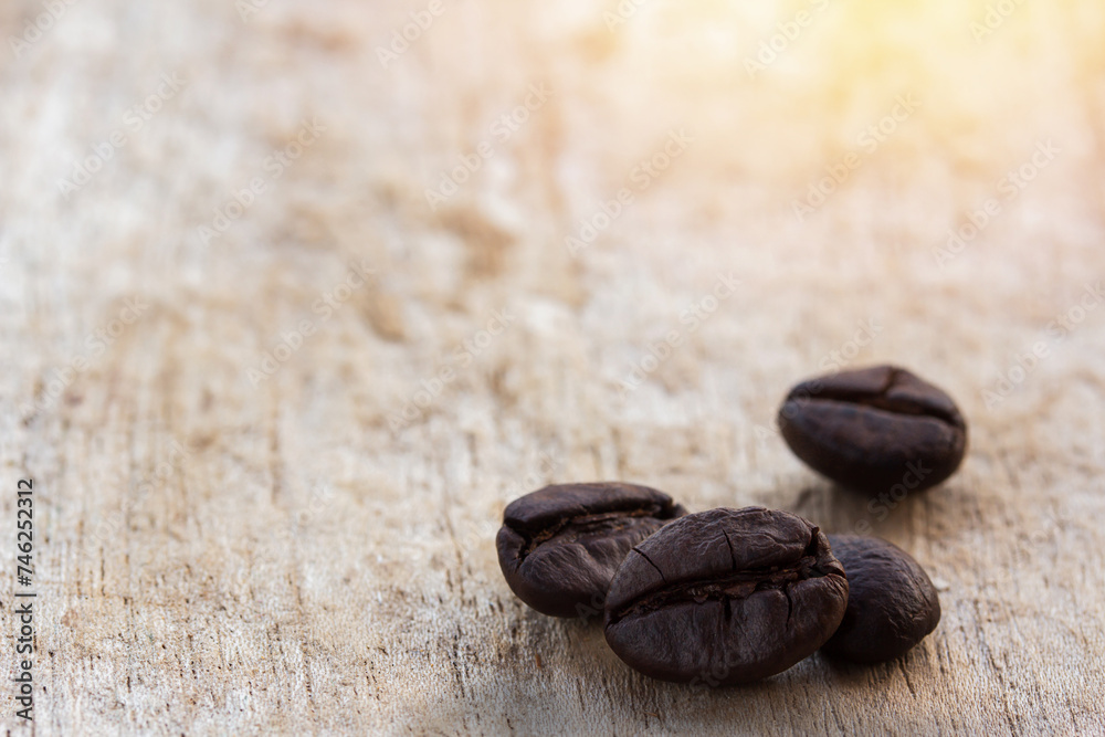 Fototapeta premium coffee beans on grunge wooden background