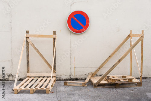 Panneau stationnement interdit. Stockage de palettes. Rangement de palettes sur le trottoir. industrie et respect de la circulation. Photo étrange. Code de la route photo