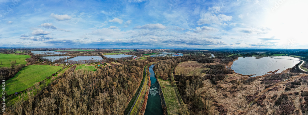 Rzeka Olza w okolicy miasta Karwina w Czechach. Panorama z dronu zimą.