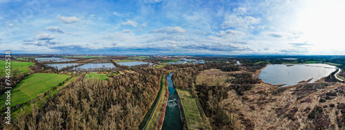 Rzeka Olza w okolicy miasta Karwina w Czechach. Panorama z dronu zimą.