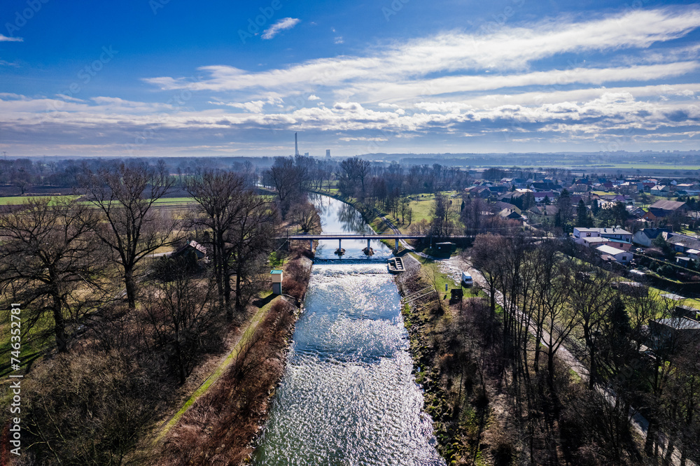 Rzeka Olza w Czechach zimą, most na rzece - obrazy, fototapety, plakaty 