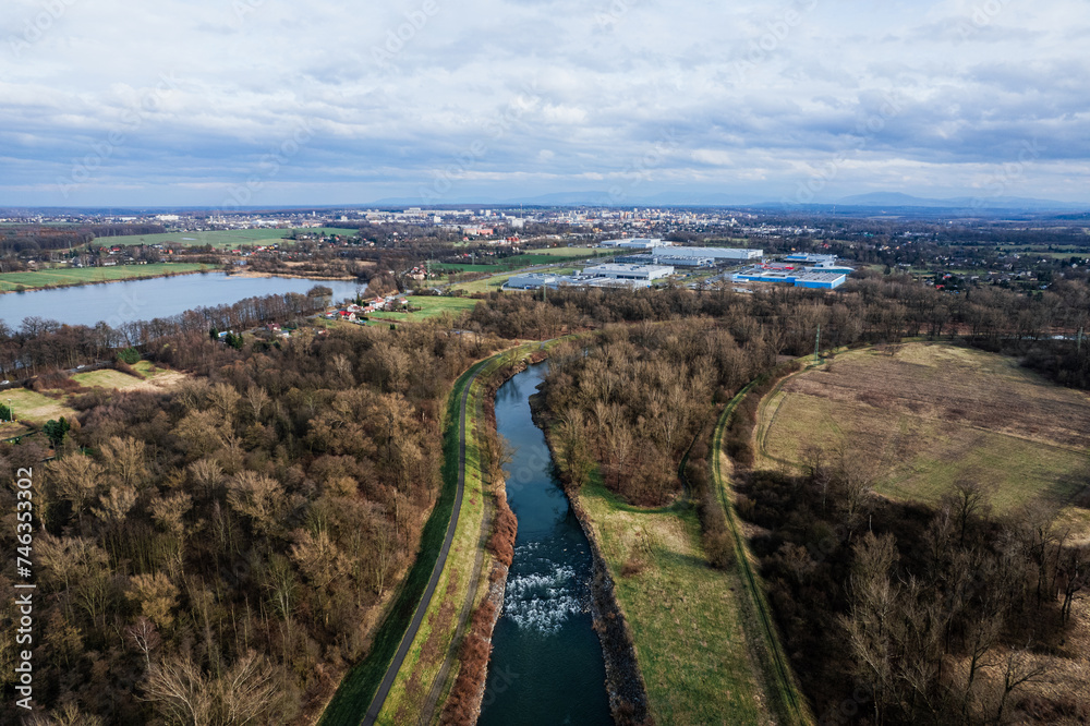 Rzeka Olza w okolicy miasta Karwina w Czechach. Panorama z dronu zimą.