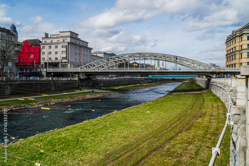 Miasto Ostrawa w Czechach, most na rzece Ostravice