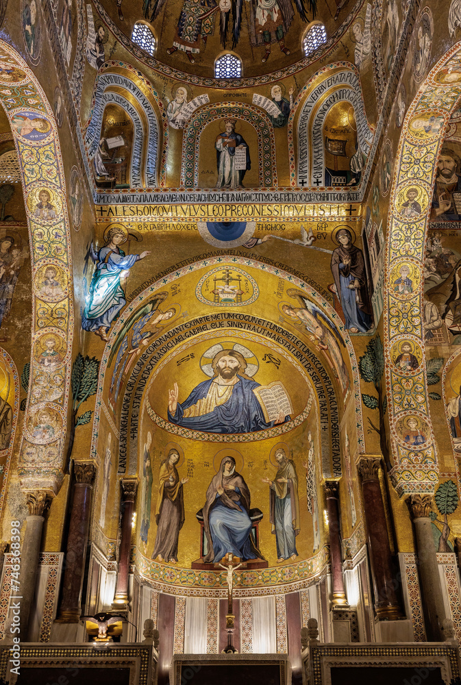 Particolari architettonici all'interno di una cattedrale