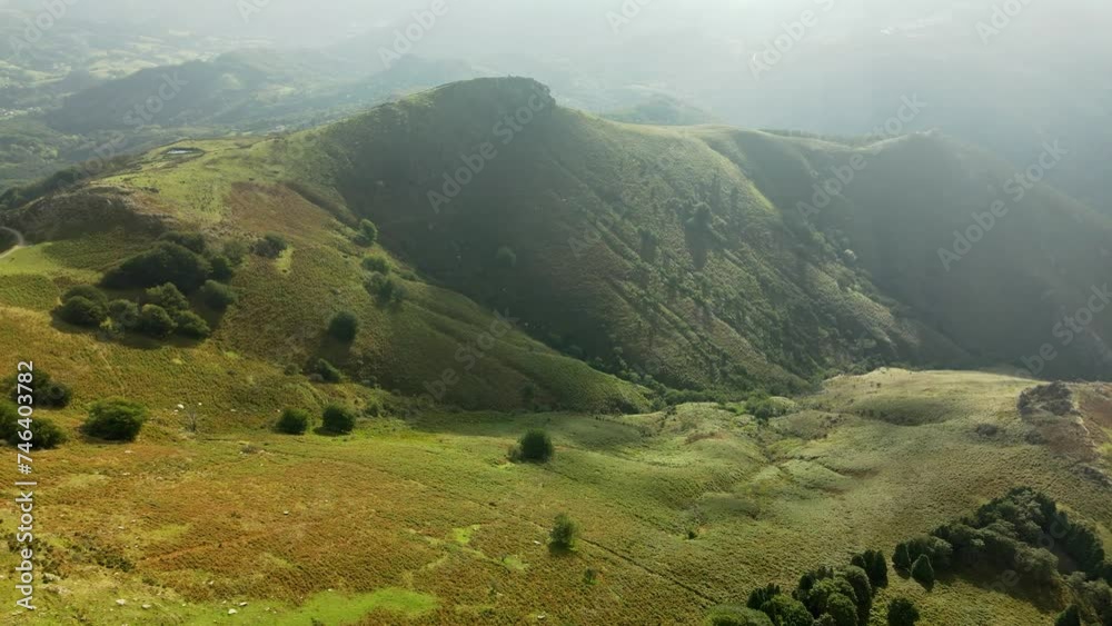 Vue aérienne drone de montagnes au Pays basque en plein soleil