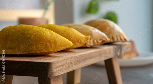 Detalle de Empanadas listas para comer en nu mostrador de madera.