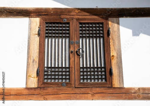 전통 한옥의 작은 창문