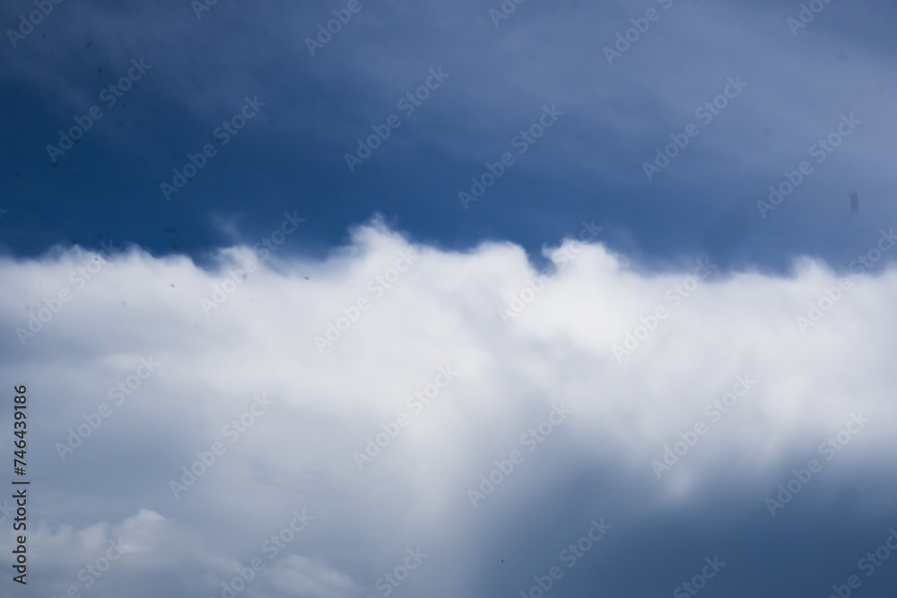 Naklejka premium Thick white clouds in the blue sky