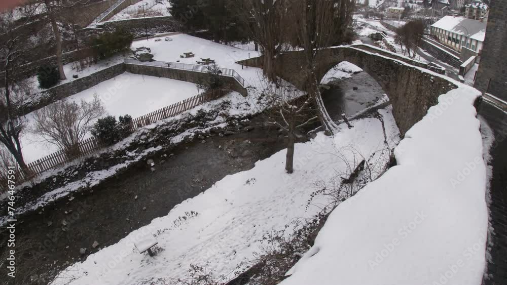 rio helado en la nieve recien caida