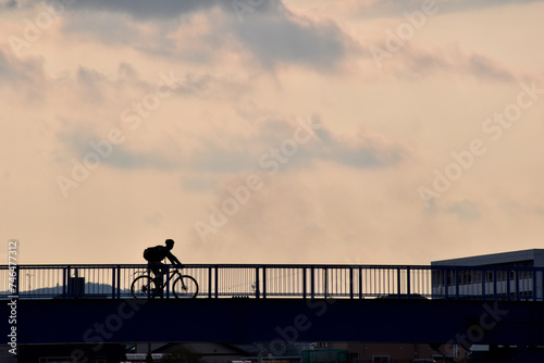 自転車で家路を急ぐ人