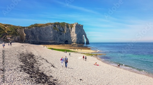 Vue sur la plage et falaise d'aval d'Étretat avec effet de lumière chaude