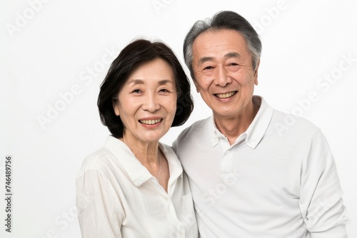 二人で寄り添う仲良しな日本人の年配の夫婦（カップル・おしどり夫婦・友達夫婦）