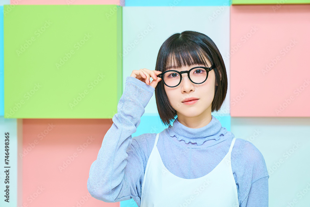 黒縁のメガネをかける若い女性