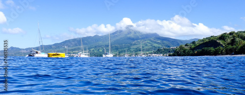 Rade de Saint Pierre et Montagne Pelée au sommet encadré par des nuages vue depuis la surface de la mer. Martinique photo