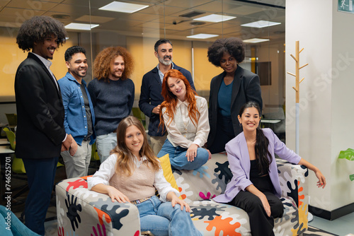 Canvas-taulu A group of happy colleagues in smart casual wear, posing in a relaxed and friendly office atmosphere