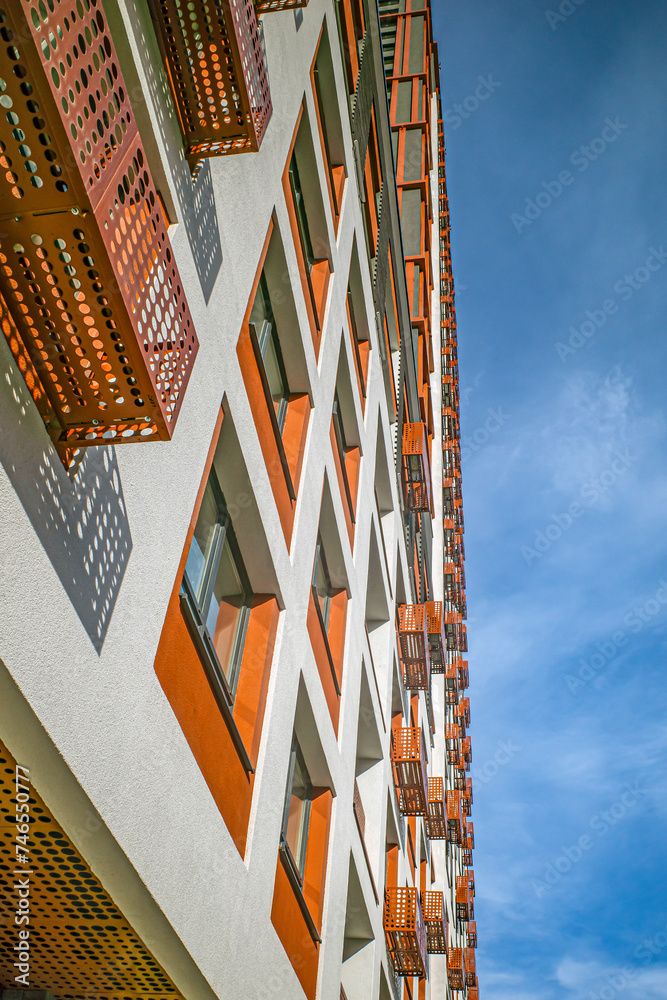Φωτογραφία Fragment of the facade of an apartment building on a winter day