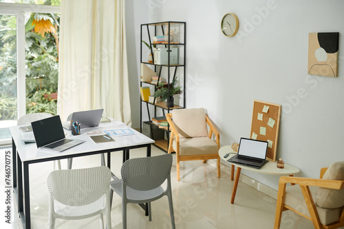 Cozy small office of startup company © DragonImages