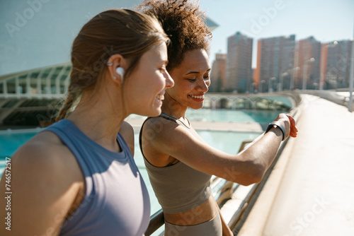 Young fit woman looking at smartwatch and counting calories burned. Healthy life concept  © Yaroslav Astakhov