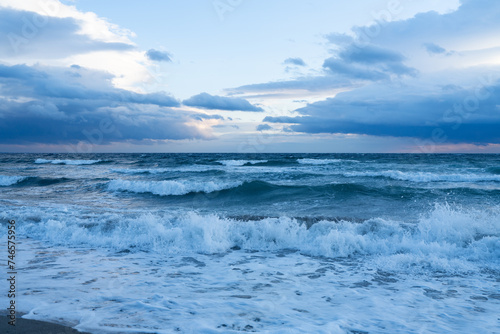 荒波立つ日暮の海