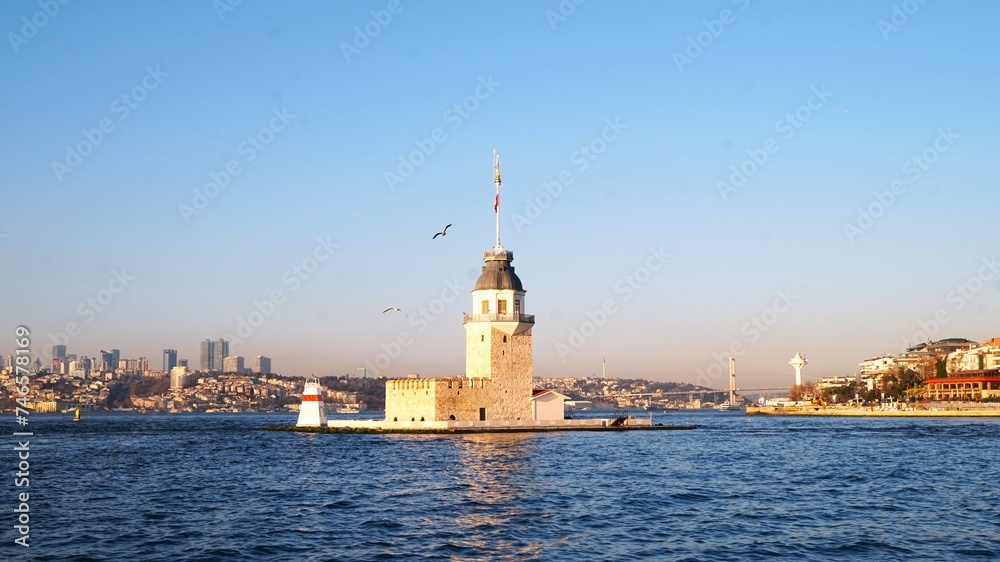 Naklejka premium Maiden's tower and city