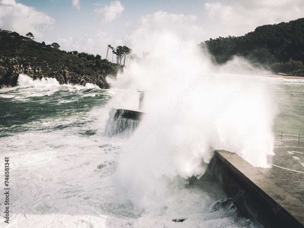 Olas rompiendo en la costa