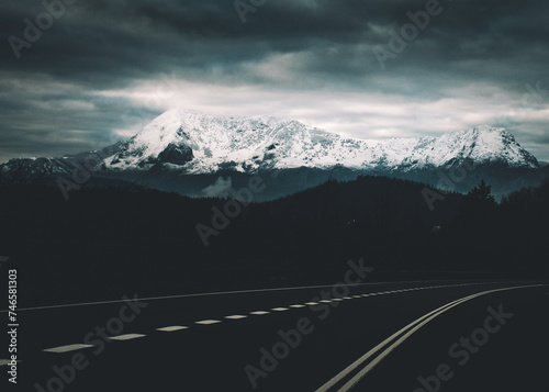 Montañas nevadas desde la carretera