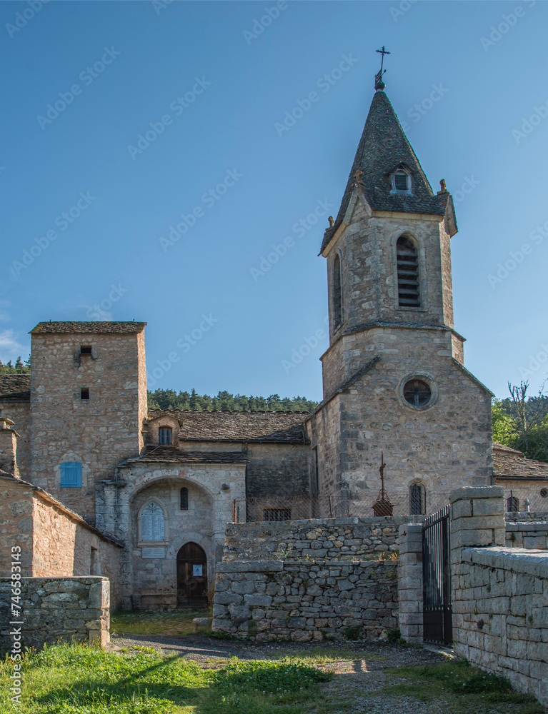 Église romane de La Capelle sur le causse de Sauveterre, Lozère, France