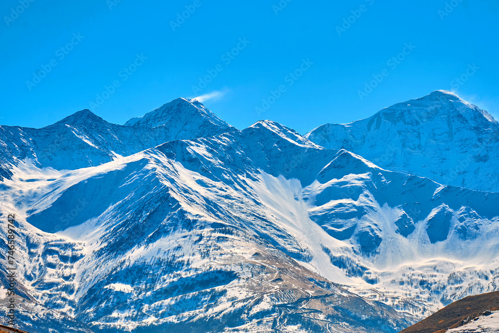 Obraz premium Beautiful view of the high mountains in winter