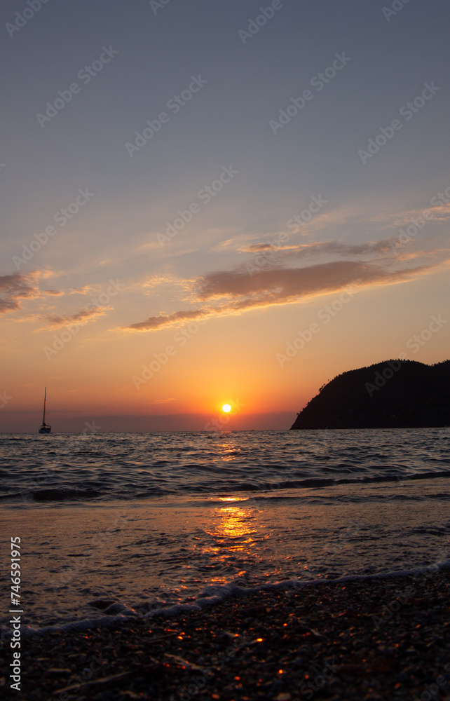 Sonnenuntergang am Meer mit Schiff