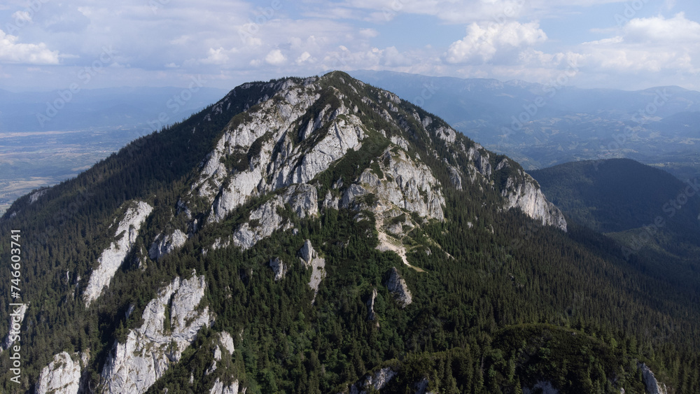 Naklejka premium Grüne Bergspitze