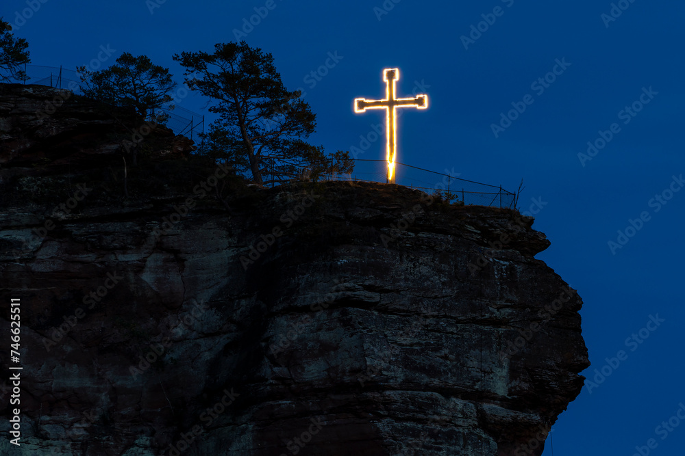 Beleuchtetes Kreuz auf dem Jungfernsprung in Dahn