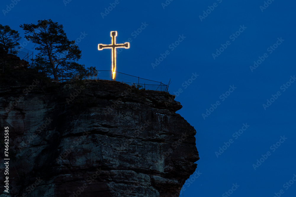 Beleuchtetes Kreuz auf dem Jungfernsprung in Dahn - obrazy, fototapety, plakaty 