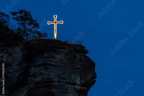 Beleuchtetes Kreuz auf dem Jungfernsprung in Dahn