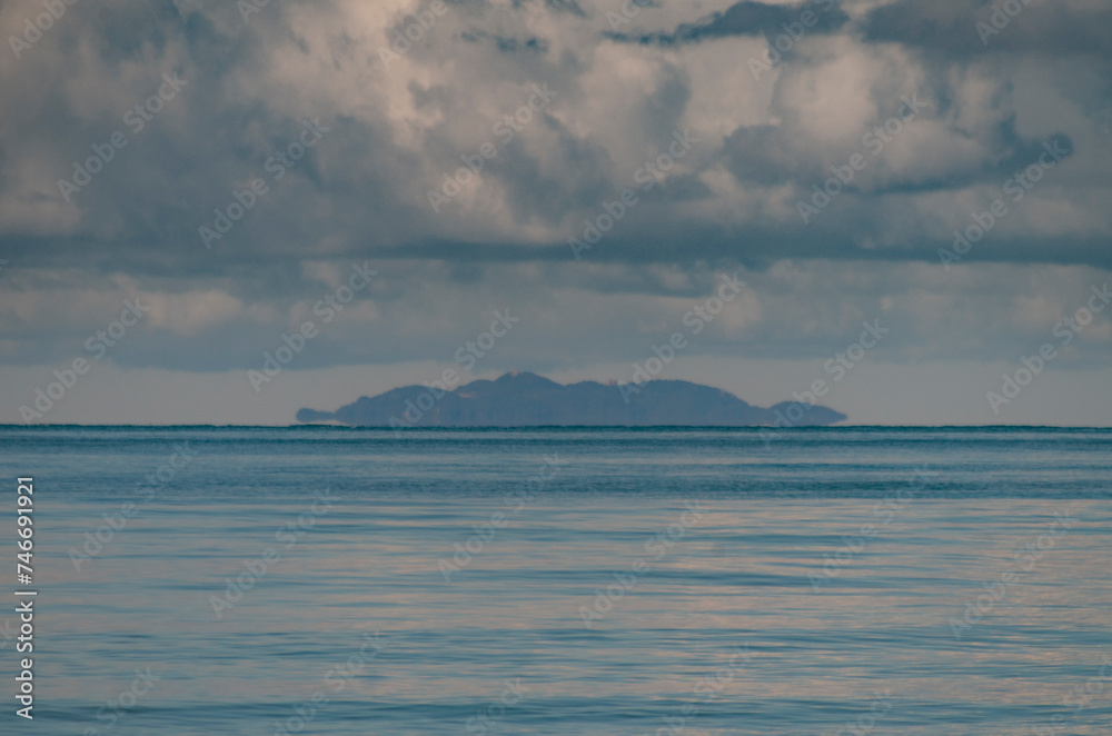 Il mare e l'isola della Gorgona all'orizzonte