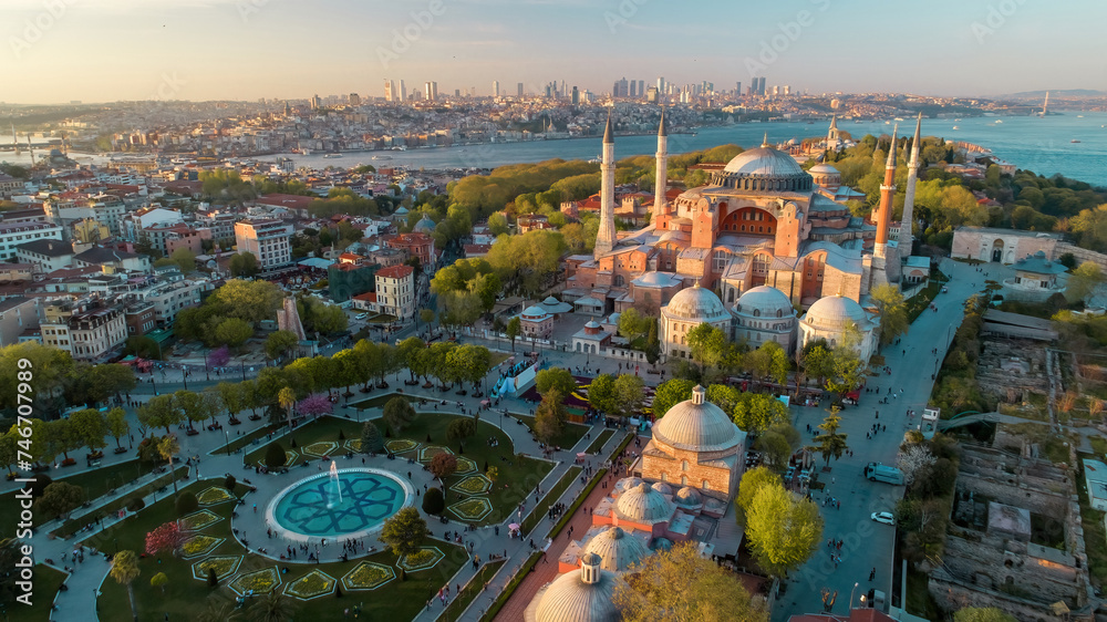 Obraz premium Hagia Sophia and Historical Peninsula in Istanbul