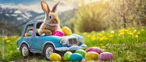Lapin dans une voiture d'enfant avec des œufs de Pâques décorés au milieu d'un champs de fleurs. photo