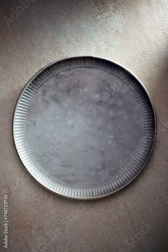 Empty metal dish on a kitchen table © WINDCOLORS