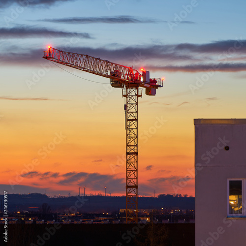Kran auf einer Baustelle am Abend bei Sonnenuntergang in Magdeburg in Deutschland