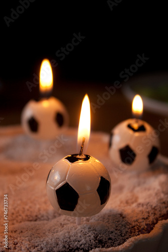 Kuchen mit Fußball-Kerzen zum Geburtstag, brennende Kerze in Fußball Form 
