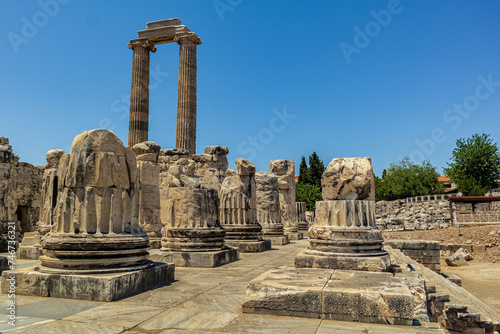 The first written source about Didyma dates back to Herodotus. Herodotus, King of Egypt II, in the 600s BC. It is reported that Nekho and Lydian King Croesus made offerings to the temple of Apollo. photo