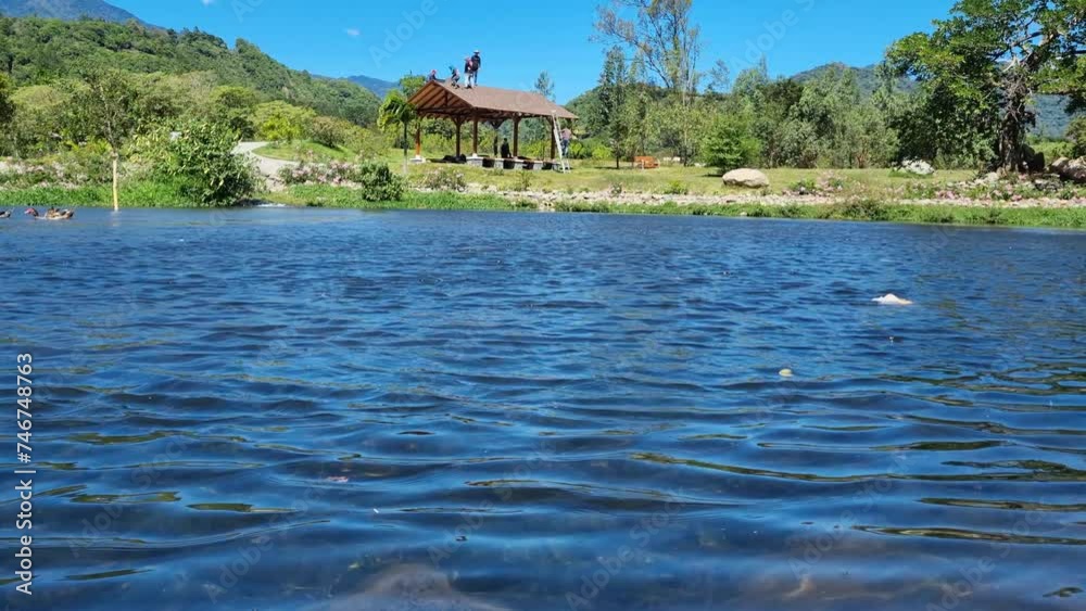 En el corazón de Boquete, un sereno lago en su parque, rodeado de una exuberante vegetación que crea un paisaje mágico