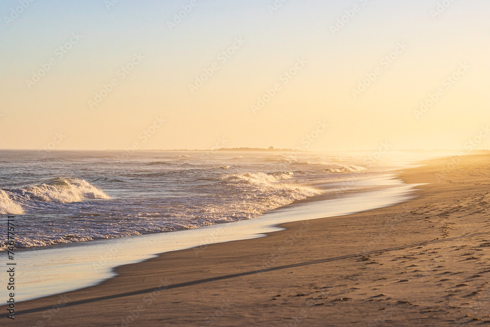 Obraz premium Goldene Stunde der Stille am Meer