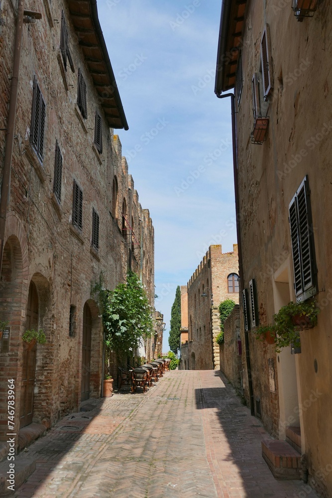 La rue principale de la ville fortifiée de Certaldo Alto en Toscane