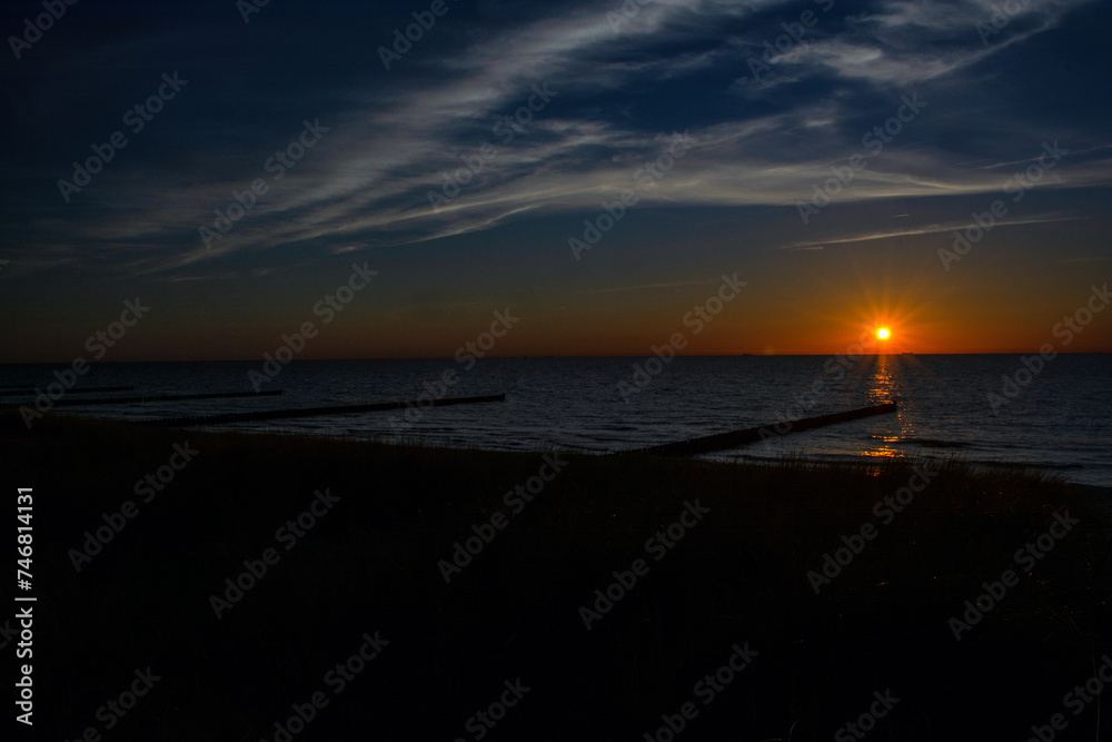 Sonnenuntergang über der Ostsee bei Ahrenshoop – Fischland-Darß-Zingst, Ostsee, Mecklenburg-Vorpommern, Deutschland