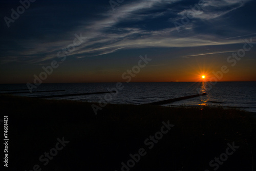Sonnenuntergang über der Ostsee bei Ahrenshoop – Fischland-Darß-Zingst, Ostsee, Mecklenburg-Vorpommern, Deutschland