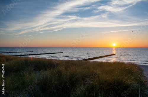 Sonnenuntergang über der Ostsee bei Ahrenshoop – Fischland-Darß-Zingst, Ostsee, Mecklenburg-Vorpommern, Deutschland